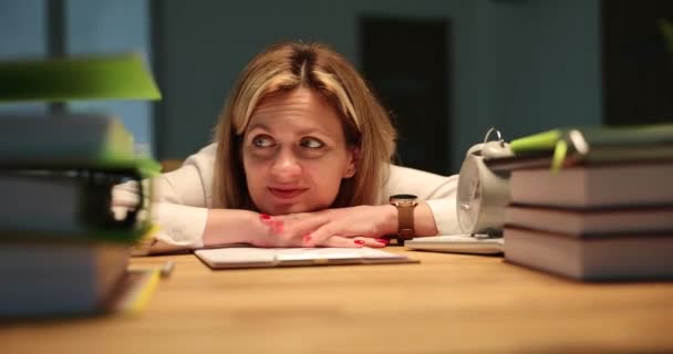Pengusaha Malas Berbaring Atas Meja Kantor Dan Bersantai Larut Malam — Stok Video