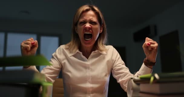 Wściekła Bizneswoman Krzyczy Biurze Późno Nocy Podczas Burzy Filmu Koncepcja — Wideo stockowe