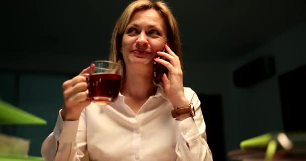 Sekretarz Pije Herbatę Rozmawia Przez Telefon Komórkowy Biurze Późno Nocy — Wideo stockowe