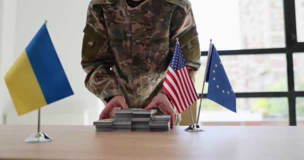 Militar Entregando Mucho Dinero Mesa Negociaciones Ucrania Con Unión Europea — Vídeos de Stock