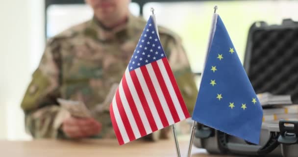 Masada Usa Bayraklarıyla Birlikte Para Sayan Bir Asker Lık Filmi — Stok video