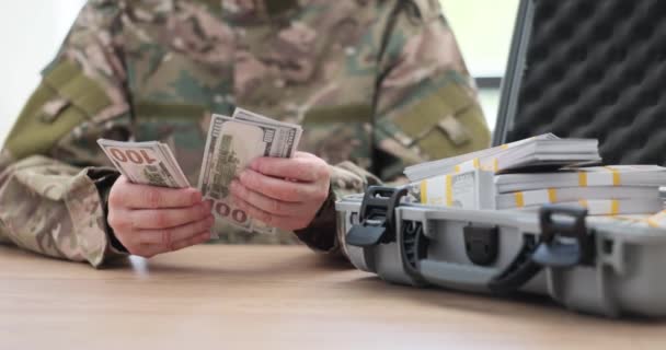Военный Считает Долларовые Купюры Возле Чемодана Кучей Денег Крупным Планом — стоковое видео