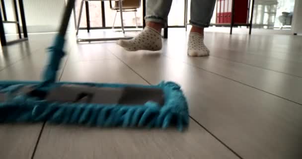 Limpeza Senhora Lavar Chão Madeira Com Esfregão Casa Closeup Filme — Vídeo de Stock