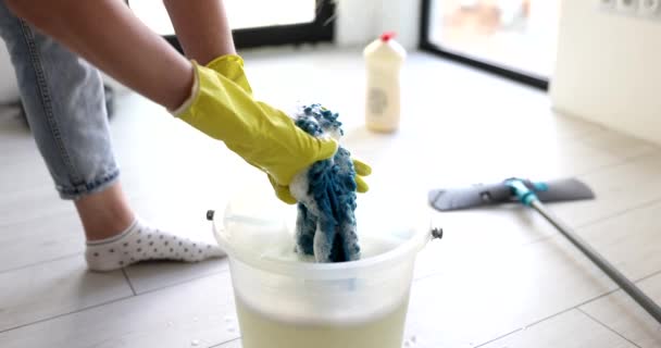 Καθαρίστρια Γάντια Που Στάζει Πάτωμα Αφρό Πάνω Από Κουβά Νερό — Αρχείο Βίντεο
