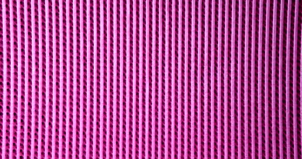 平行線を背景にピンクのラバーマットが4K映画スローモーションを閉じます デザインコンセプトの抽象パターン — ストック動画