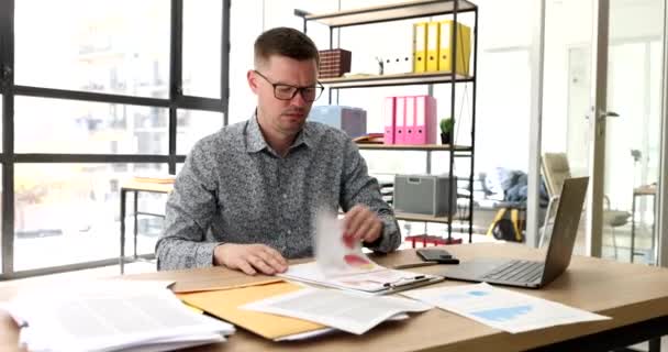 Üzletember Leveleket Rendez Asztalnál Kinyitja Sárga Borítékot Irodában Számlák Küldése — Stock videók