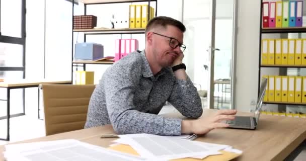 Biznesmen Okularach Znudzony Stukający Palcami Stół Przed Laptopem Filmie Biurowym — Wideo stockowe