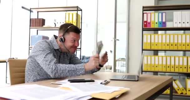 Business Blogger Sluchátkách Mikrofonem Pyšnící Penězi Ukazující Jazyk Obrazovce Notebooku — Stock video