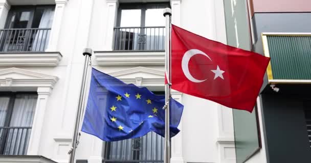 Vlajky Turecka Evropské Unie Vlály Větru Poblíž Filmového Zpomalení Velvyslanectví — Stock video