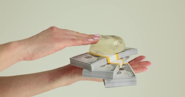 Frau Hält Viele Dollar Und Silikon Brustimplantat Den Händen Kosten — Stockvideo