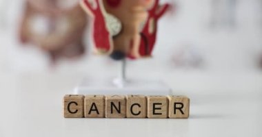 Klinikteki kanser küpleri üzerine renkli kanser metni. Distal kalın bağırsağın epitel kökenli habis tümörü.