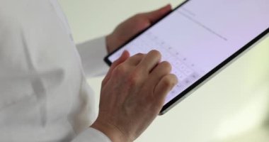 Kadın eller tablet bilgisayarda test mesajları yazıyorlar. Başvuru ve iş yazışmaları çevrimiçi sohbette