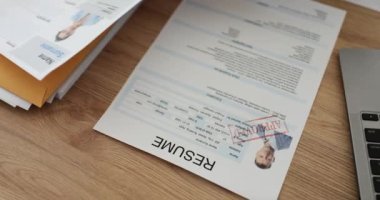 Denetmen Seo özgeçmişine mühür basıyor. İstihdam adaylığı hakkında olumlu karar