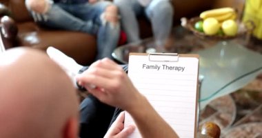 Aile terapistinin resepsiyonundaki sinirli çift aile sorunlarını çözüyor. Psikolog, aile içi ilişki bozukluğu olan çiftleri dinler.