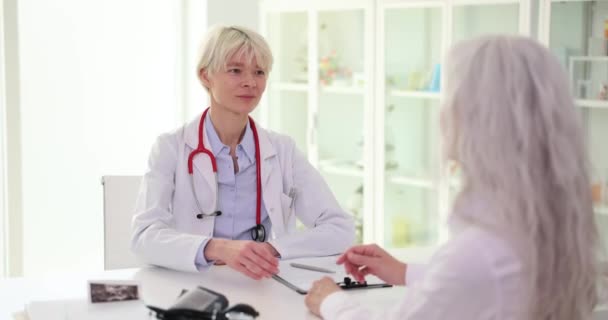 Médica Sorridente Apertando Mãos Com Mulher Madura Reunião Clínica Paciente — Vídeo de Stock