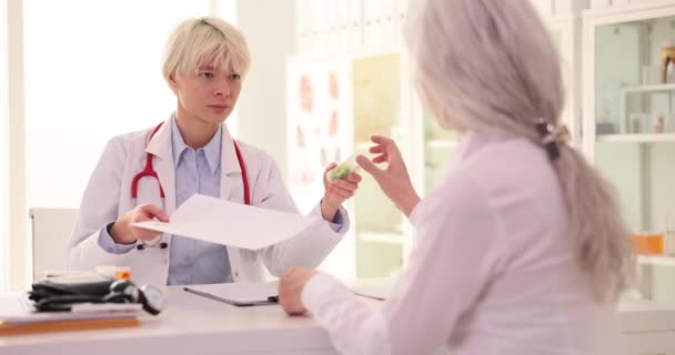 Enfermera Explicando Dosis Antibióticos Mujer Mayor Entrega Prescripción Médica Clínica — Vídeo de stock