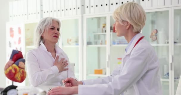 Oudere Vrouw Gaat Naar Cardioloog Vanwege Hartziekte Hypertensie Ischemische Hartziekte — Stockvideo