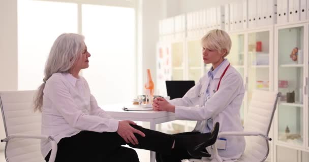 Doktor Diz Ağrısı Çeken Yaşlı Bir Hastanın Dizini Bacağını Muayene — Stok video