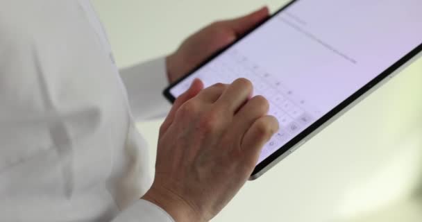 Mãos Femininas Estão Digitando Mensagens Teste Computador Tablet Aplicação Correspondência — Vídeo de Stock