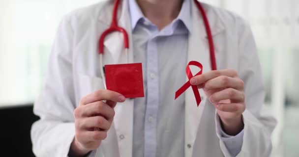 Maladie Infectieuse Médecin Avec Ruban Rouge Détient Préservatif Gros Plan — Video
