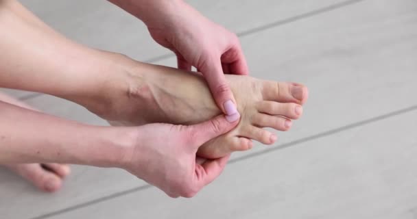 Γυναίκα Που Κάνει Μασάζ Πονεμένα Πόδια Και Πόδια Αιτίες Πόνου — Αρχείο Βίντεο