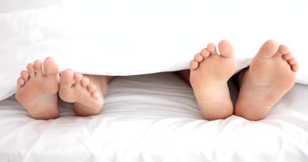 結婚関係の危機と性の問題の概念 若いカップルの裸の足別のベッドで寝て — ストック動画