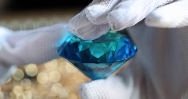 Joalheiro Luvas Detém Grande Diamante Azul Gemas Abundância Riqueza — Vídeo de Stock