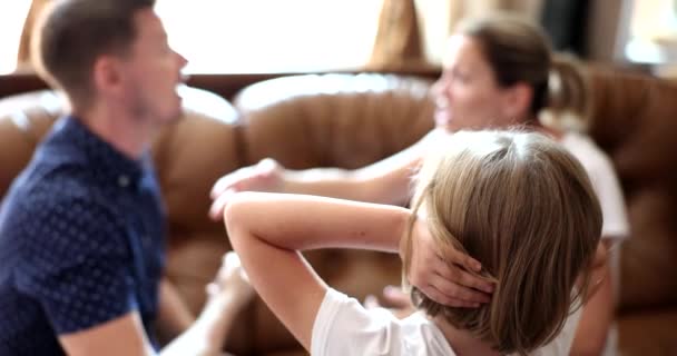 소녀는 집에서 부모에게 욕설을 퍼붓는 배경에 손으로 막는다 가족내의 더러움 — 비디오