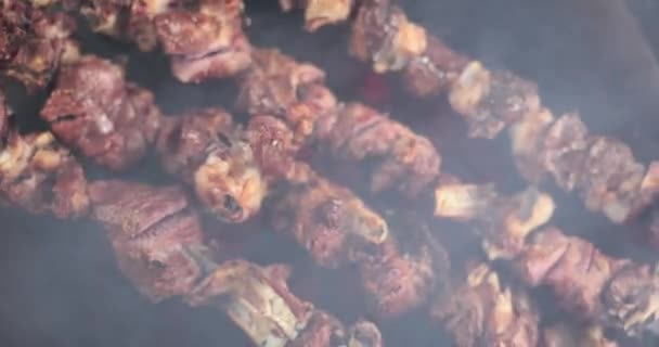 Närbild Spett Med Saftiga Kött Revben Grillas Rök Matlagning Grill — Stockvideo