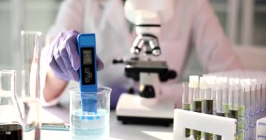 TDS ölçer kullanarak mataradaki suyun sertliğini ölçmek. Suyun kalitesi ya da toksinler için temiz sıvı testi