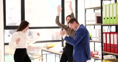 Ofiste ve personel partisinde dans eden heyecanlı çalışanlar. Finansal projenin sonucundan memnun olan pozitif iş ekibi