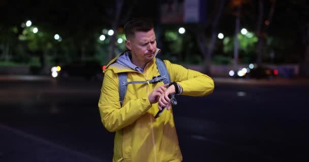 Männliche Touristen Schauen Auf Die Uhr Und Warten Unglücklich Auf — Stockvideo