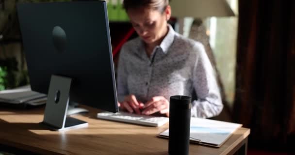 Mulher Trabalha Computador Com Difusor Óleo Aroma Mesa Vapor Umidificador — Vídeo de Stock