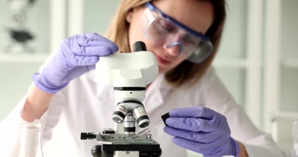 Вчений Хімік Вивчає Краплі Рідини Скляній Гілці Під Мікроскопом Дослідження — стокове відео