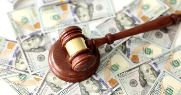Uang Dolar Dan Juri Gavel Atas Meja Pengadilan Dan Penyuapan — Stok Video