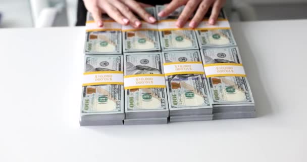 Személy Egymillió Dollárt Egy Százdolláros Bankjegyekben Kenőpénz Pénzügyi Bűncselekmények Felajánlása — Stock videók