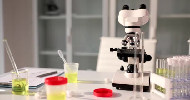 在实验室里堵塞尿液或石油产品的黄色液体 诊所的尿毒症 — 图库视频影像