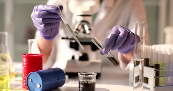 과학자들은 피펫에서 제품의 액체를 실험실의 장치에 시험관에 처리의 — 비디오