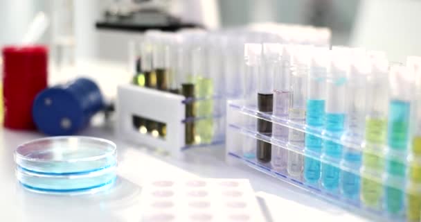 化工产品实验室用蓝色桶中的原油进行分析 检查石油产品的质量 — 图库视频影像