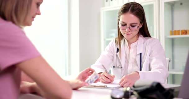 Gyönyörű Női Orvos Akinek Betege Receptet Fel Gyógyszerekre Orvosi Gyógyszerészeti — Stock videók