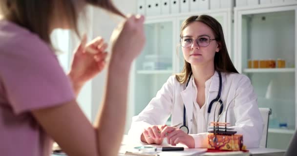 Médico Ouve Problema Das Mulheres Sobre Pontas Duplas Clínica Produtos — Vídeo de Stock