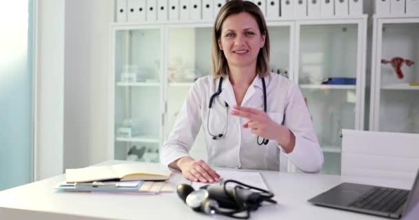 Lekarz Androloga Podnosi Kciuki Poleca Opiekę Medyczną Zdrowie Badania Lekarskie — Wideo stockowe