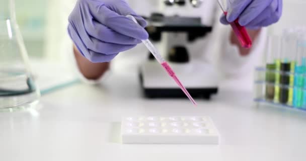 Kimyager Laboratuvarda Pembe Sıvıyı Örneklere Damlatıyor Laboratuvarda Kozmetik Araştırması — Stok video