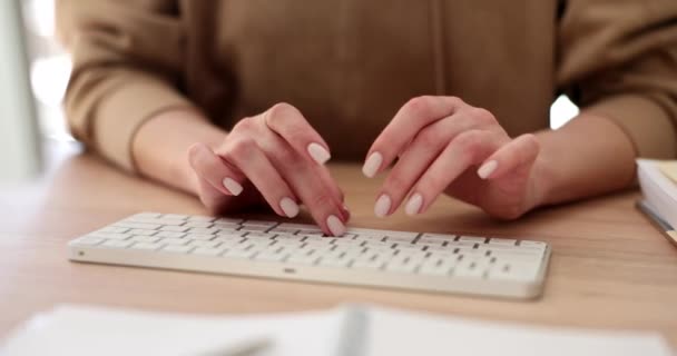 Επιχειρηματίας Που Εργάζεται Πληκτρολόγιο Υπολογιστή Στο Διαδίκτυο Έννοια Γυναικεία Χέρια — Αρχείο Βίντεο