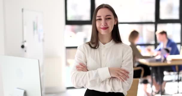 オフィスに顔を出す笑顔のビジネスウーマンや女子学生 ビジネス会社でのインターンシップを成功させる — ストック動画