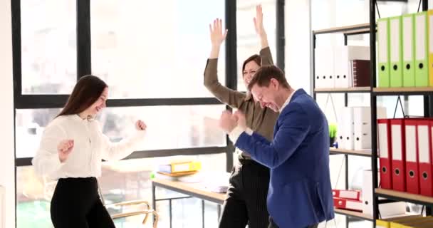 Возбужденные Сотрудники Танцуют Офисе Вечеринке Персонала Положительная Команда Бизнесменов Удовлетворена — стоковое видео
