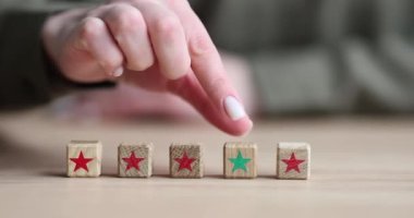 Müşteri inceleme için yeşil yıldızı seçiyor. Geribildirim hizmetleri ve ürün önerileri