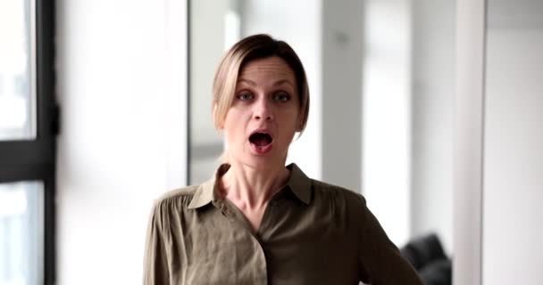 Retrato Bela Mulher Rindo Cargo Emoções Humor Positivas Felicidade Alegria — Vídeo de Stock
