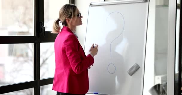 领班妇女在白板上画有问号 商业问题的概念和寻找解决办法 — 图库视频影像
