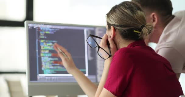 ソフトウェア開発者はソースコードのコンパイルとバグの発見について議論する チームで作業するアルゴリズムとプログラマーの実行 — ストック動画